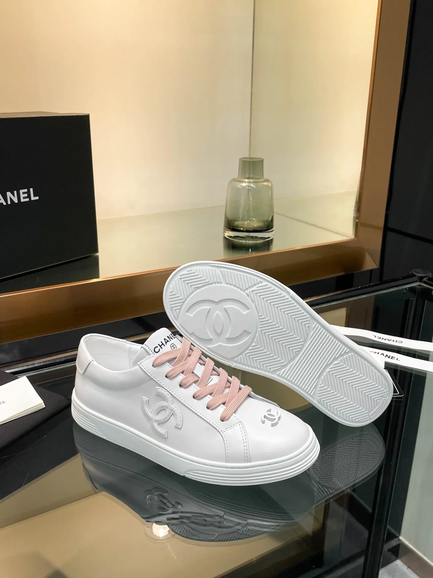 👟👟Ex-factory price 520👟👟Chanel Chanel 25SF latest model full leather panda color white shoes casual sports shoes skateboard shoes original purchase and development production Xiaoxiang C Home Another super popular item in the counter, loved by Internet celebrity bloggers and sisters, and various praises on social platforms. It is very popular, has a high texture, is breathable and super spring and summer. Seeing this issue always arouses the inner desire of girls for fashion. The latest suede material, classic black and white color, full of fashionable feeling on the feet, easy to care for. Fabric: Original customized imported cowhide material. Lining: Customized soft sheepskin lining. Sole: Original molded TPU non-slip outsole. Bottom thickness: 2.5CM. Size: Women's size 35-40 (custom-made sizes 40 are non-refundable)